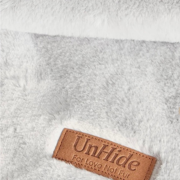 NEW UnHide L’il Marshmallow Plush Blanket in Silver Fox - Picture 7 of 7